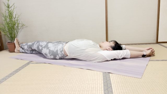 お目覚めピラティス「寝たままマーメイド」