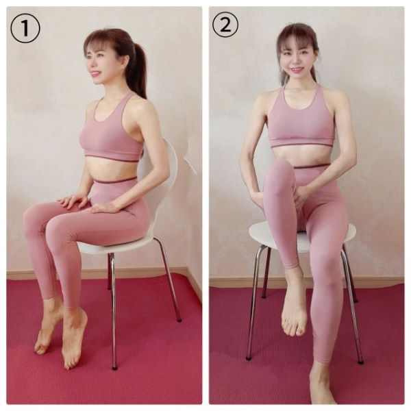 座ってストレッチする女性