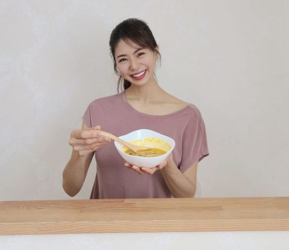 スープを食べる女性