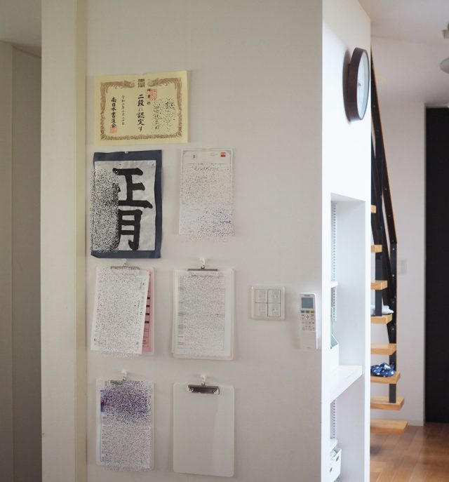 子どもの作品を飾る壁
