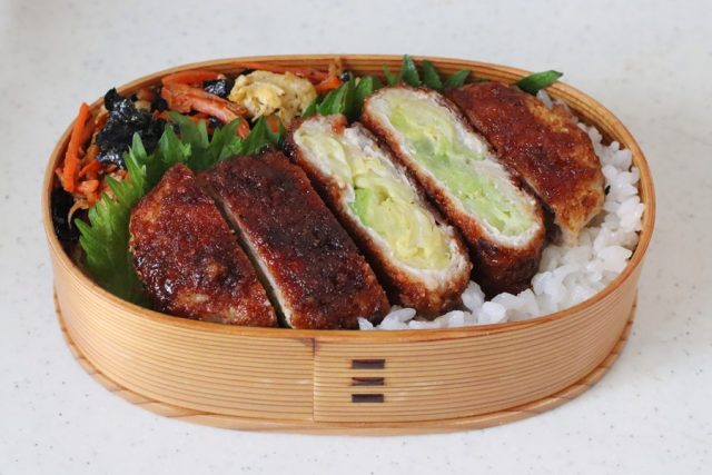 「キャベツ肉巻きカツ」「にんじん海苔しりしり」2品弁当