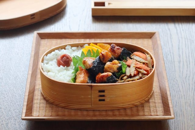 「ピリ辛海苔巻チキン」「薄切りキンピラ」2品弁当