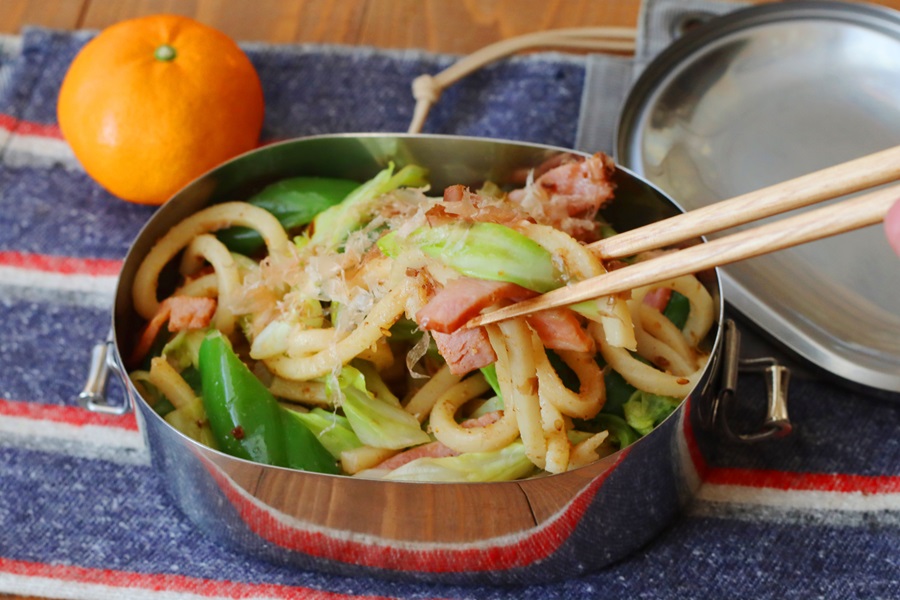 寝坊した朝でも作れる！「ごまポン酢焼きうどん」「みかん」2品弁当