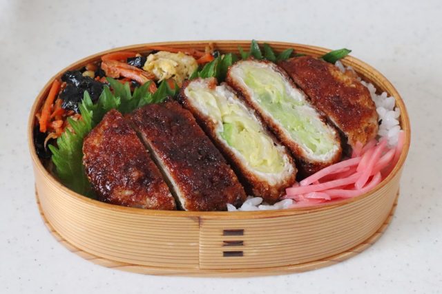 「キャベツ肉巻きカツ」「にんじん海苔しりしり」2品弁当