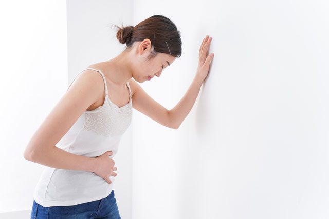 腹痛の女性