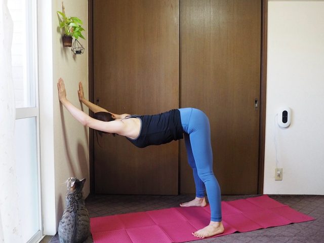壁を使った「肩まわり」のストレッチ 右を向く