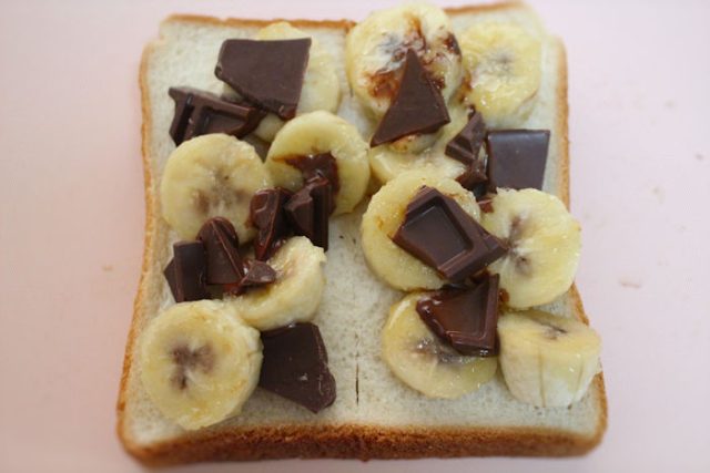 チョコとバナナを食パンにのせる