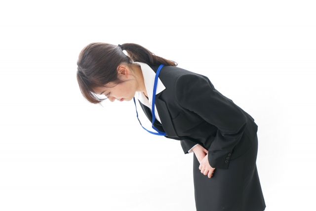 お辞儀する女性