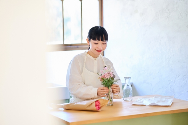 花を活ける女性