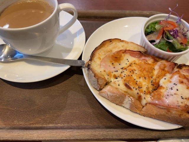 コーヒーと朝食プレート
