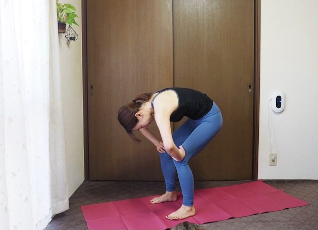「代謝UP」のストレッチ 背中を丸める