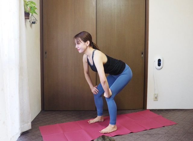 「代謝UP」のストレッチ 膝に手を置く