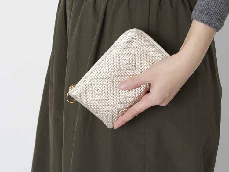 小さめバッグにすっきり収まる!身軽なお出かけを叶えるミニ財布