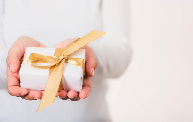 「つまらないものですが」は使わない？手土産を渡す時のひとこと