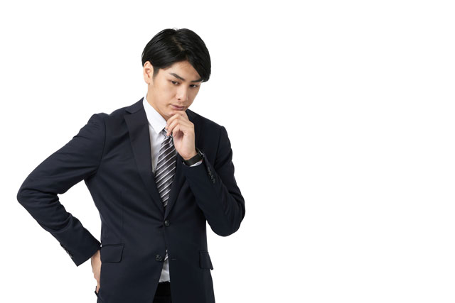 考え事をする男性