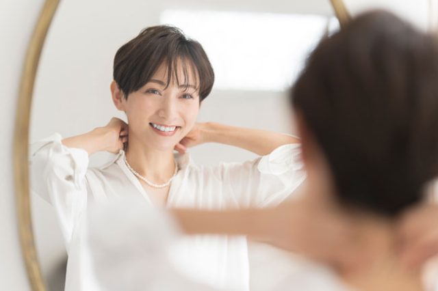 ネックレスをつける