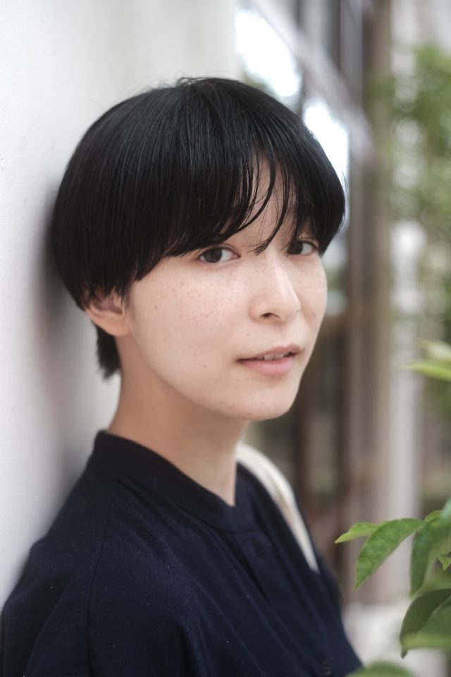 ショートヘアの女性