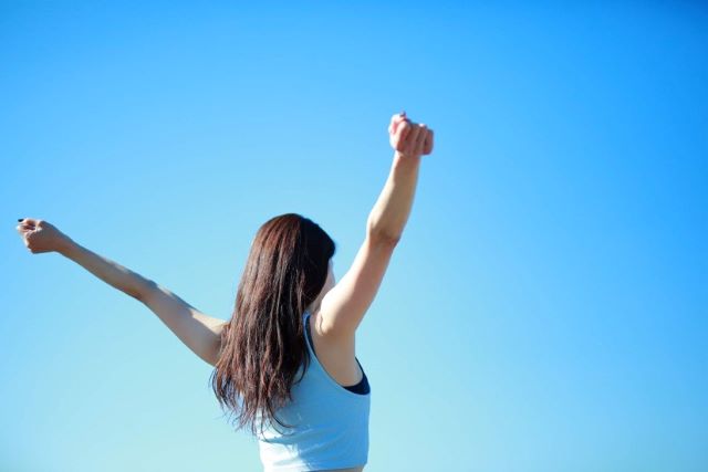 空お仰ぐ女性