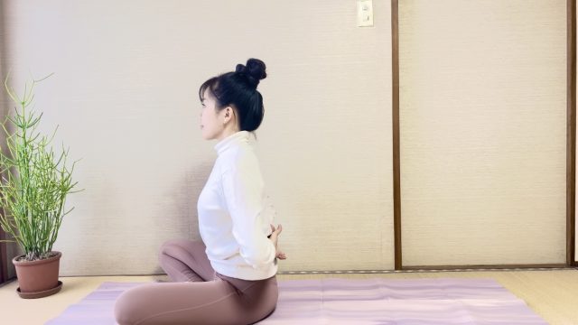 首・肩・背中をほぐすピラティスストレッチ