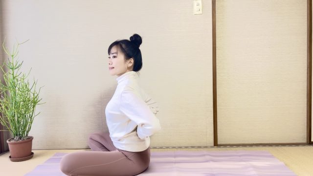 首・肩・背中をほぐすピラティスストレッチ