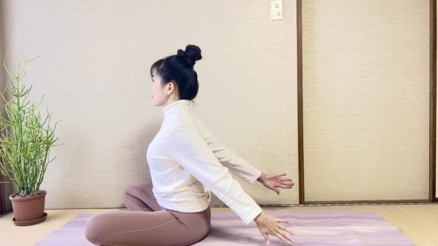 首・肩・背中をほぐすピラティスストレッチ