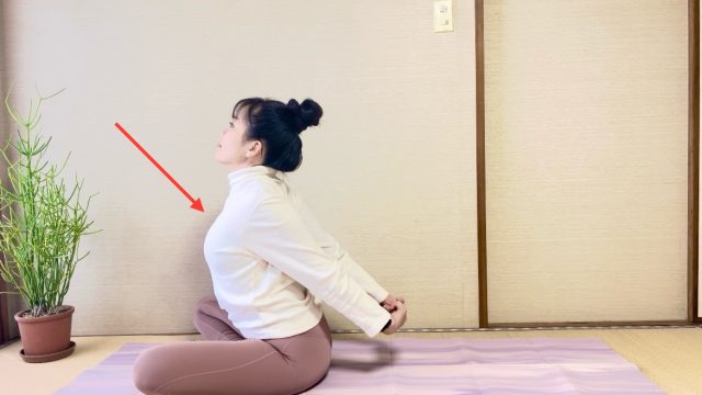 首・肩・背中をほぐすピラティスストレッチ