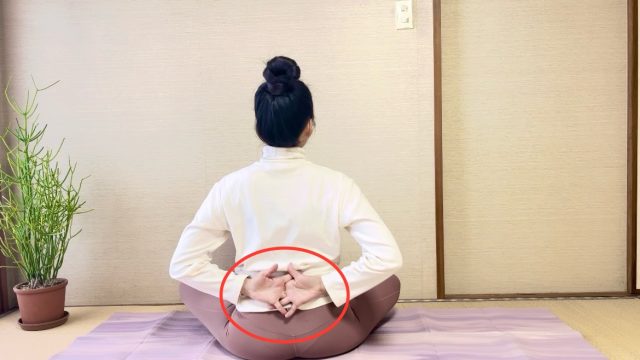 首・肩・背中をほぐすピラティスストレッチ