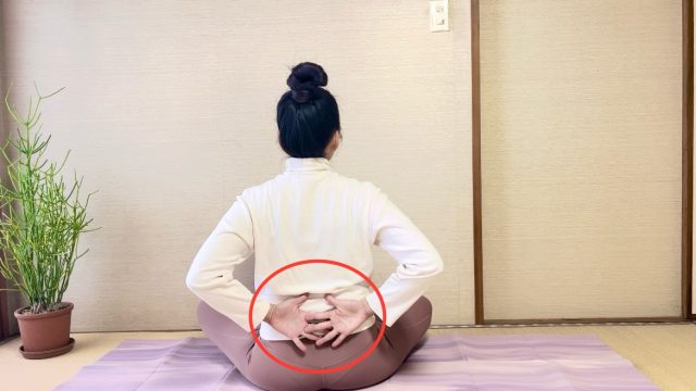 首・肩・背中をほぐすピラティスストレッチ