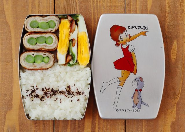 「アスパラ肉巻き」「ウインナーとピーマンの巣ごもり卵」2品弁当