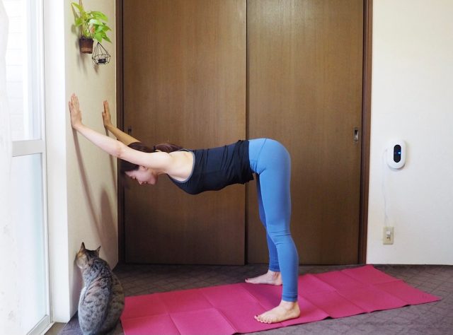 壁を使った「肩まわり」のストレッチ 上体を下げる