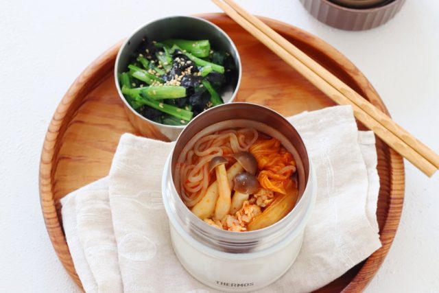 「豚とキムチのしらたきラーメン」「小松菜の海苔ナムル」2品弁当