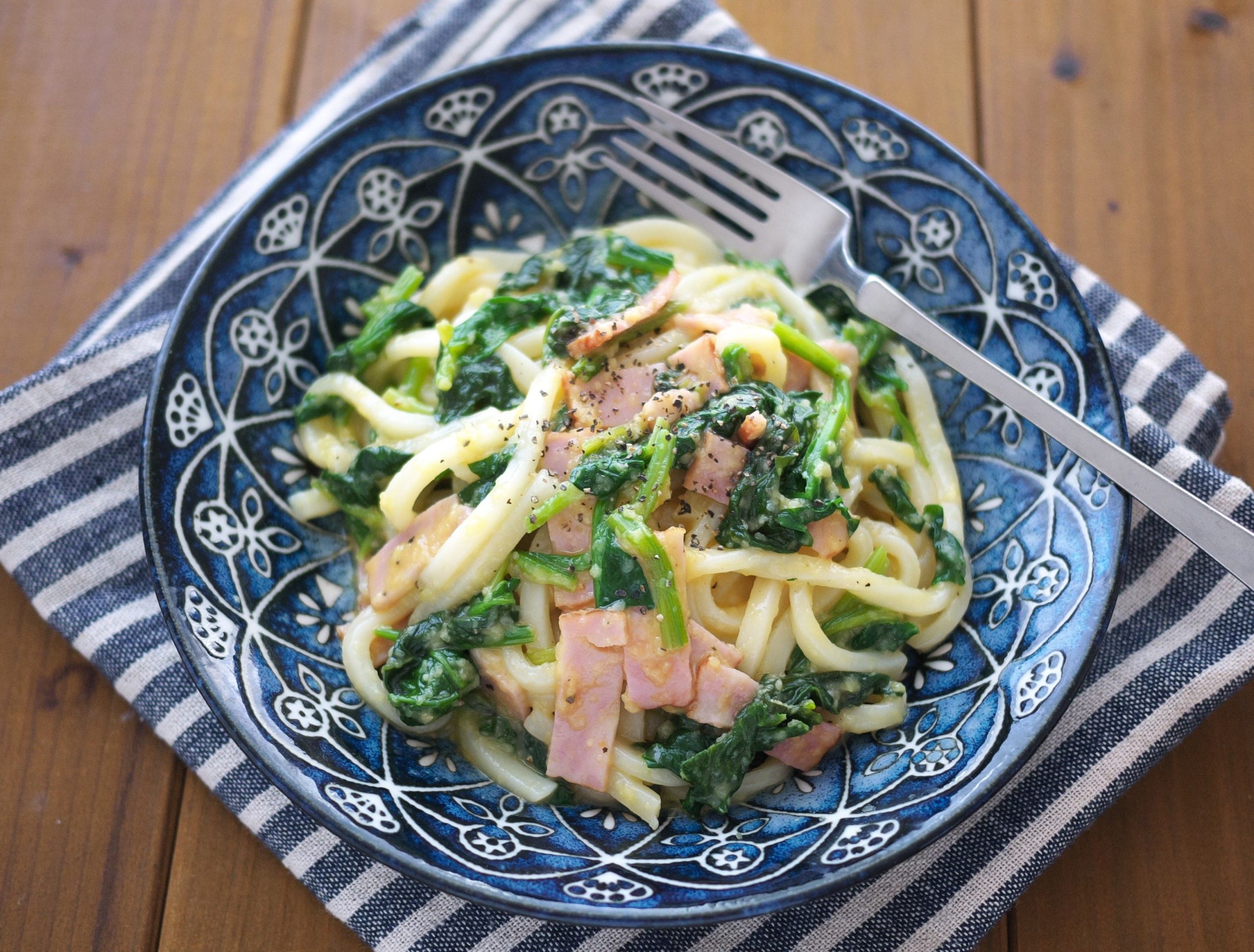 食べて貧血対策！レンジで簡単「ほうれん草カルボうどん」