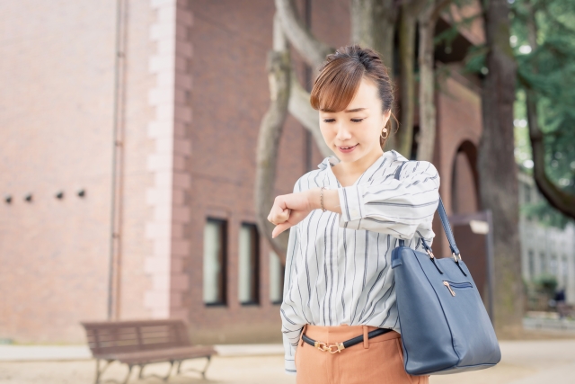 時間を気にする女性