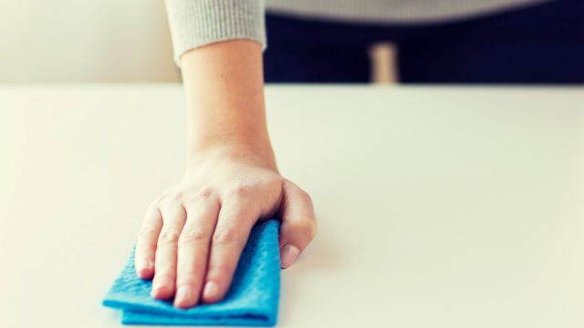 テーブルを拭く女性の手