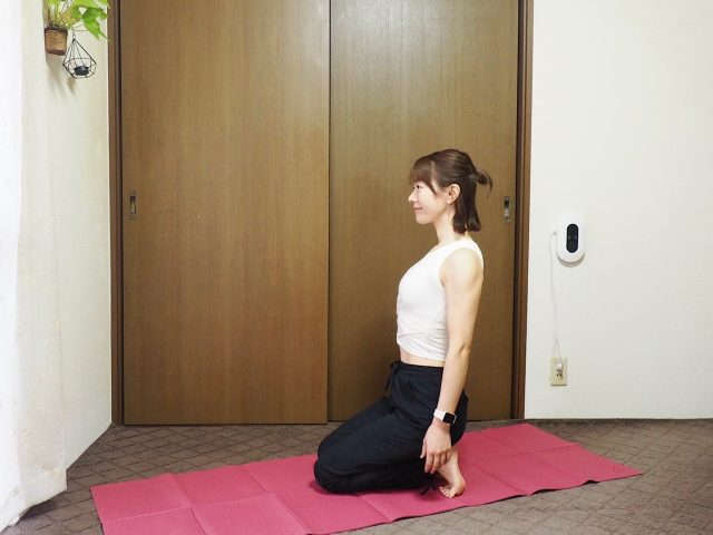 ひざ立ちになる女性