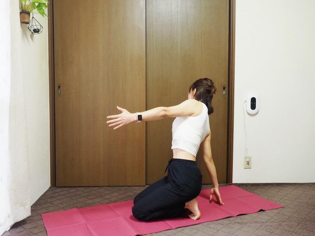 上体を右にねじる女性