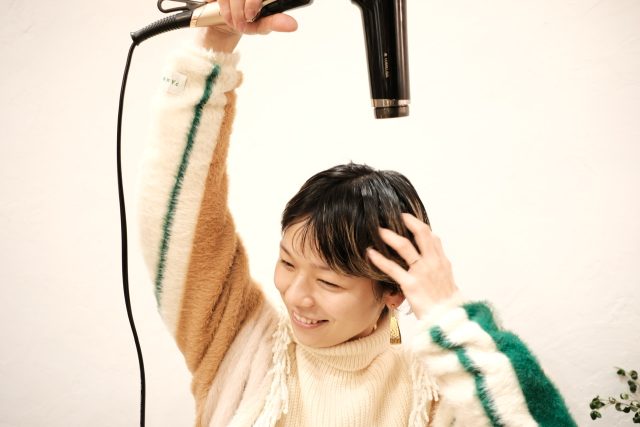 髪の乾燥ケアにヘアドライヤーの冷風