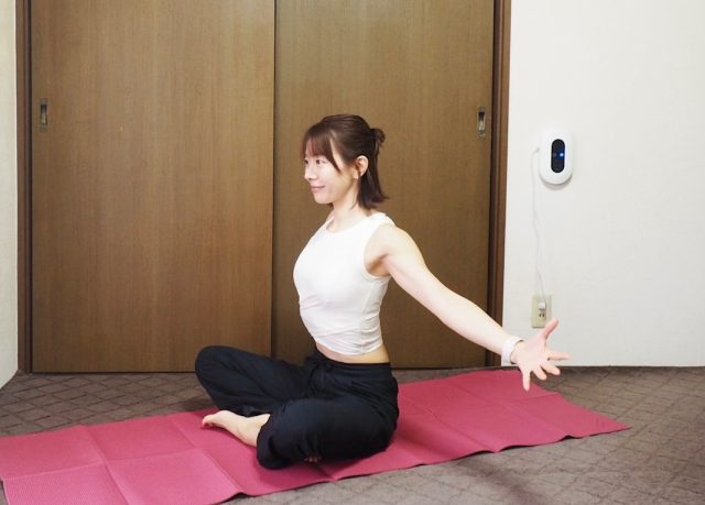 両腕を下ろす
