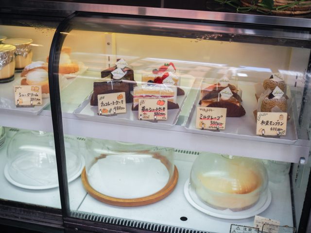 御成門「珈琲社中」ケーキショーケース