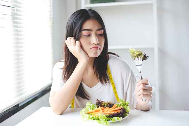 ダイエット中の女性 サラダだけ