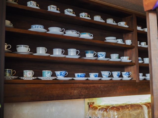 珈琲社中 コーヒーカップ棚
