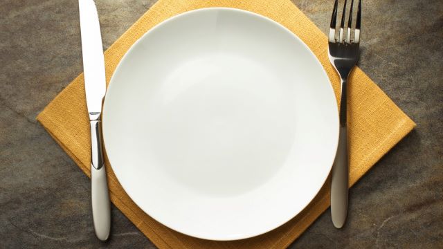 テーブルに置かれたお皿