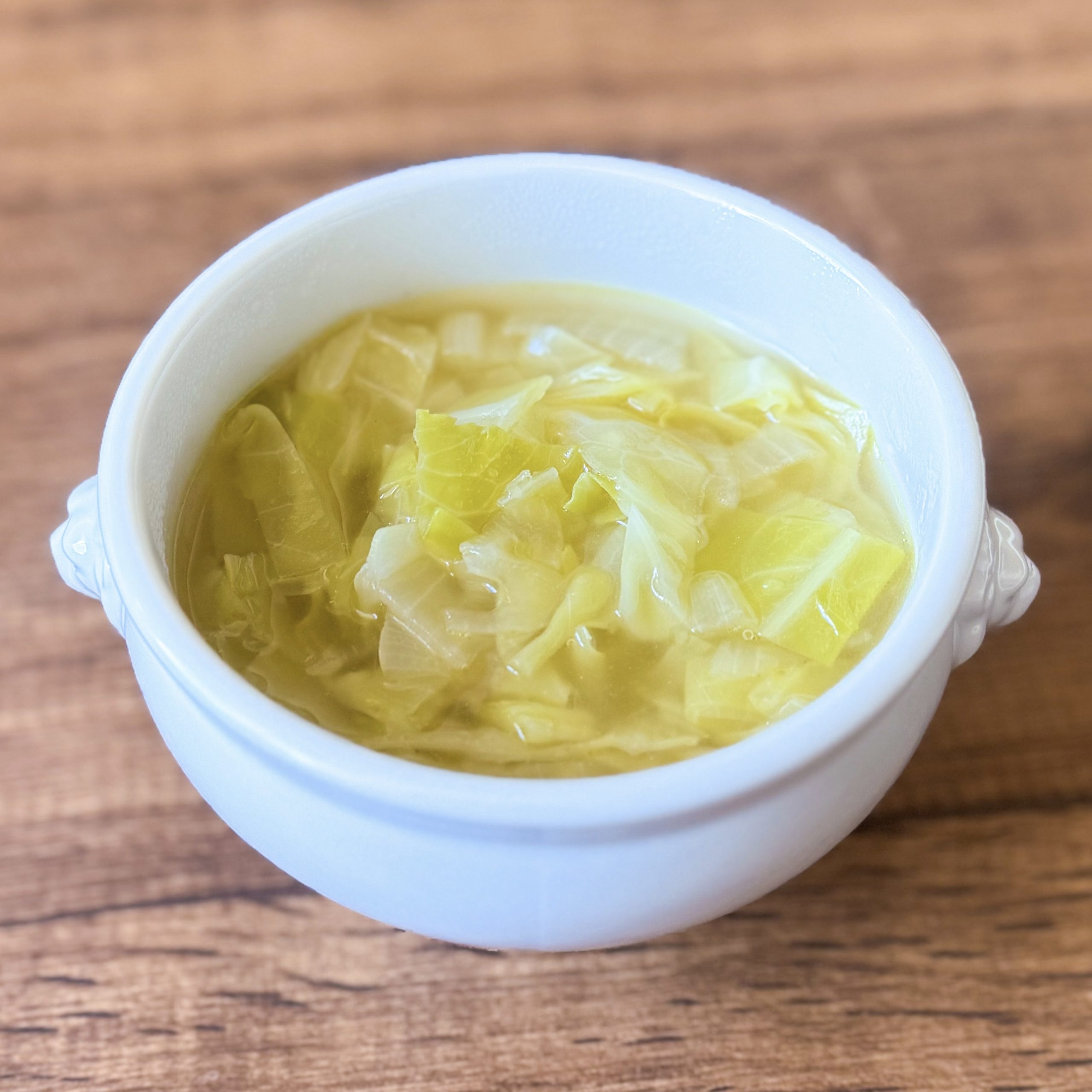 週末の食べ過ぎリセット！簡単「キャベツと玉ねぎのデトックススープ」