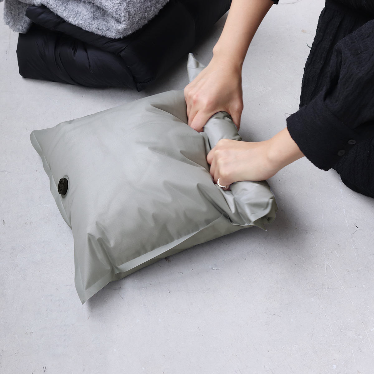 かさばる荷物が掃除機なしでペタンコに！「bon moment 衣類圧縮袋」