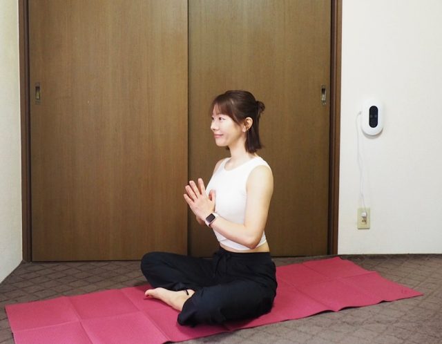 あぐらで座る