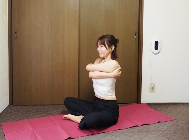 身体の前で腕をクロスする