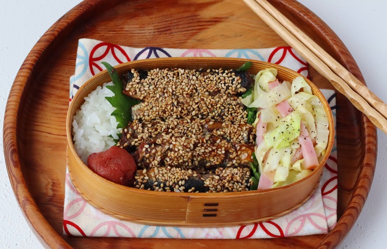 火を使わず簡単！「いわし缶のごま焼き」「キャベツとベーコンのレンジ炒め」2品弁当