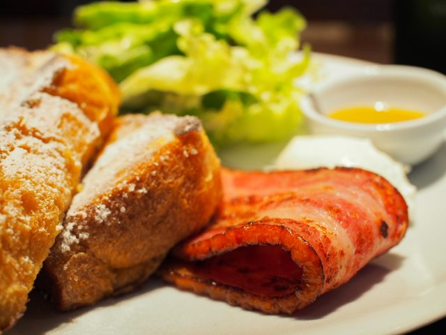 ベーカリー&レストラン 沢村 新宿 フレンチトースト 厚切りベーコン