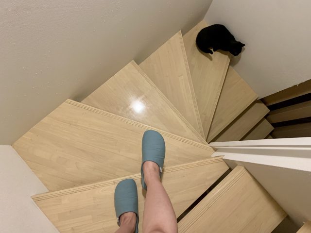 洗えて脱げにくいスリッパで階段を下りる