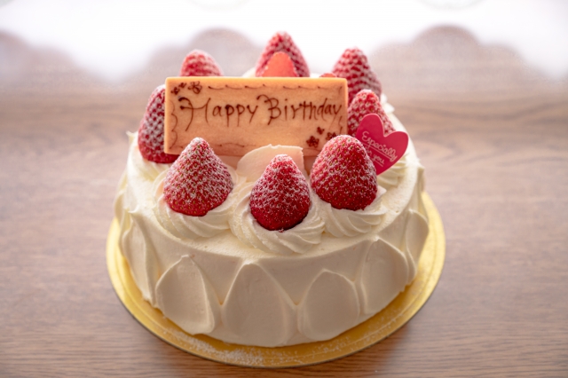 ひと手間でキレイ！おうちで「ホールケーキ」を上手に切るコツ